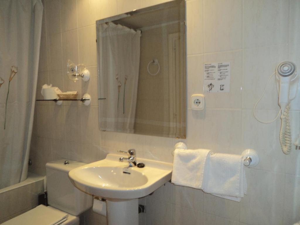 Meson De Salinas Hotel Salinas de Bielsa Room photo